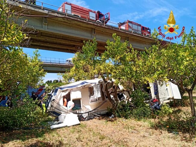 Tragedia lungo l’autostrada A20 Messina-Palermo, auto precipita dal viadotto: una vittima