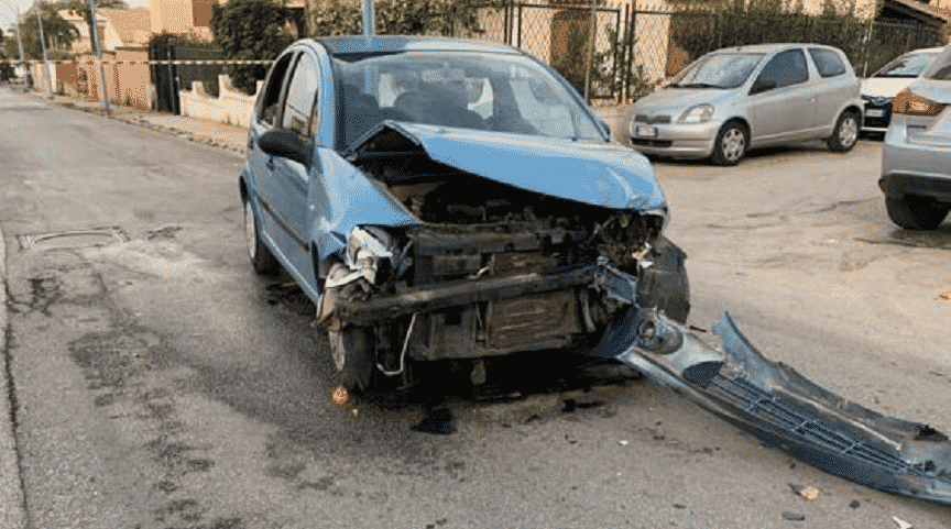 Violentissimo schianto, ragazza contro auto parcheggiata: 3 macchine distrutte