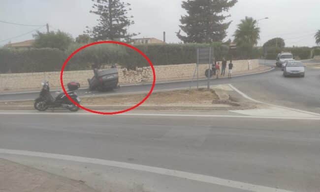 Perde il controllo dell’auto e si ribalta in mezzo alla rotonda: spaventoso incidente autonomo – le FOTO