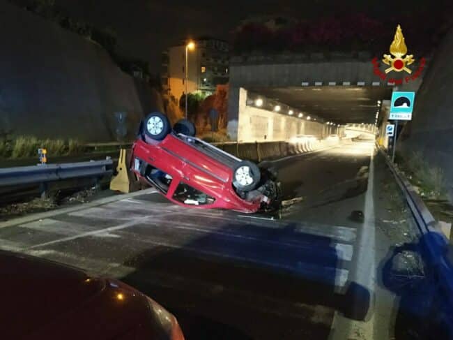 Catania, serata di paura sul viale Mediterraneo: auto si ribalta, un giovane al Cannizzaro – FOTO e VIDEO