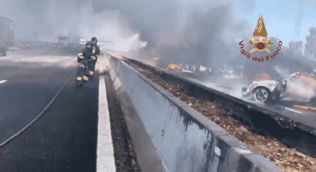 Tragico schianto sulla A1, coinvolti una macchina e due camion: morti i conducenti, i mezzi hanno preso fuoco