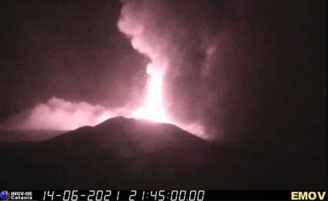 Etna, notte di fuoco tra fontane di lava e pesante caduta di cenere: “Sembra un acquazzone”