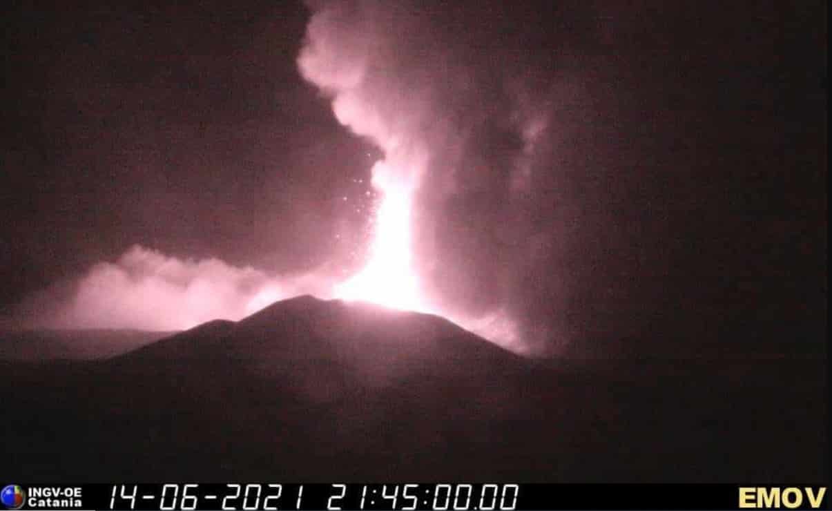 Etna, notte di fuoco tra fontane di lava e pesante caduta di cenere: “Sembra un acquazzone”