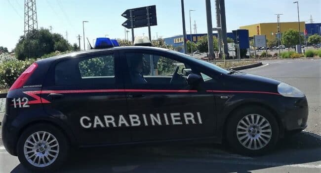 Catania, madre e figlia rubano zainetto a donna incinta: beccate in fila alle casse