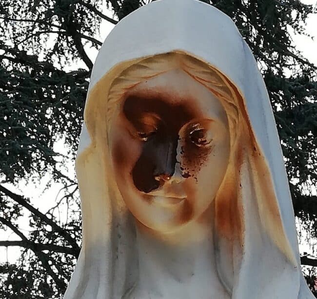 Grave atto vandalico nel Catanese, Madonnina imbrattata con la vernice: “Un’offesa all’intera comunità”