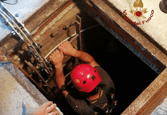 Passeggia per strada e cade dentro una cisterna: salvato dai vigili del fuoco dopo un volo di 12 metri