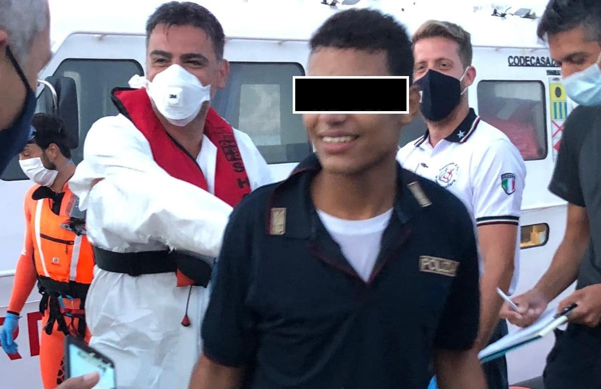 Dall’Africa alla Sicilia, 15enne sbarca indossando la maglia della polizia: “È il lavoro che sogno”