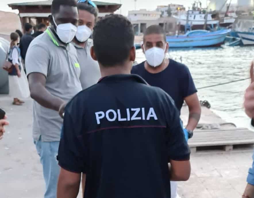 Catania, furto alla Pescheria: “borseggiatore” ruba portafoglio, scattano le manette