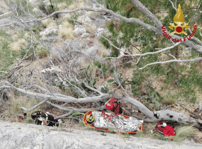 L’incidente e l’incredibile “volo” di 10 metri: motociclista finisce in un burrone