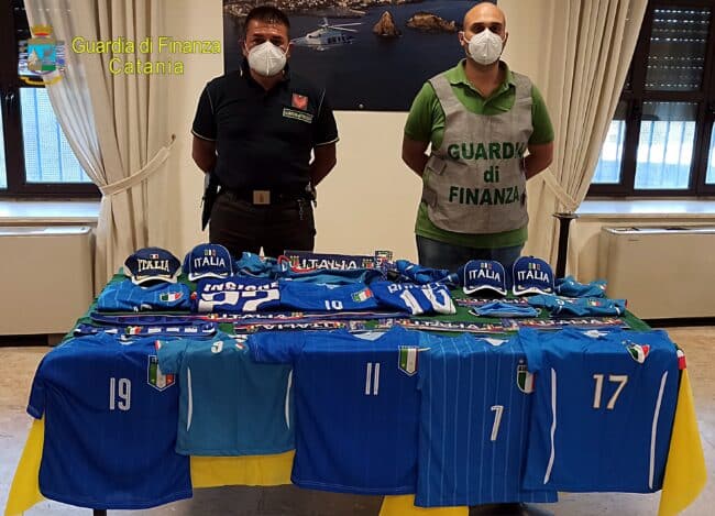 “EURO 2020”, a Catania tornano i gadget della Nazionale contraffatti: maxi-sequestro della Finanza – DETTAGLI