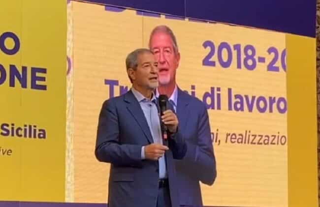 Tre anni di Governo Musumeci, il Presidente parla di “fatti, non di campagna elettorale”: contestazione alla presentazione del tour
