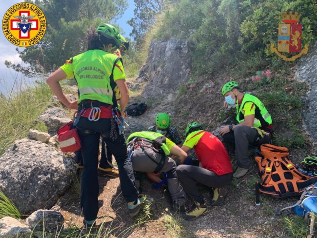 Scivola in montagna e si frattura la caviglia, paura per una 69enne: elisoccorso e tecnici in azione