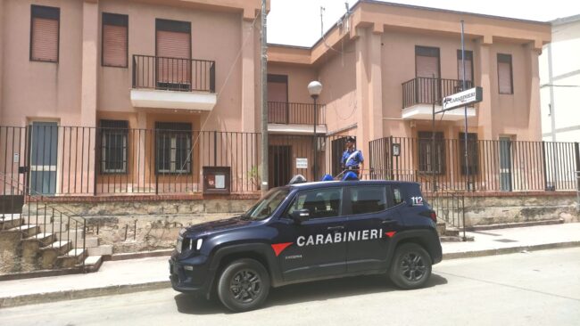 Entra a casa di due anziani, si impossessa delle carte di credito e svuota i conti: 22enne finisce in carcere