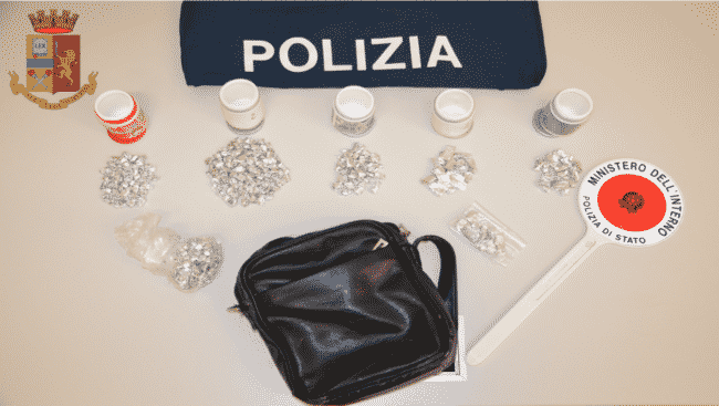 Un borsello con 400 dosi di droga: 23enne bloccato in via Sammartano, arrestato