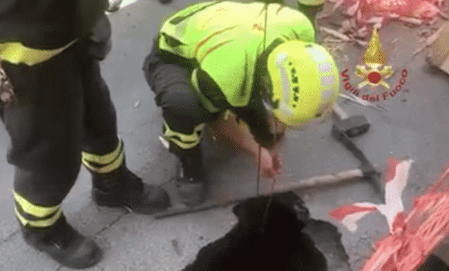 Incidente a Trappeto, operai impiegati col Reddito sprofondano in una voragine in strada