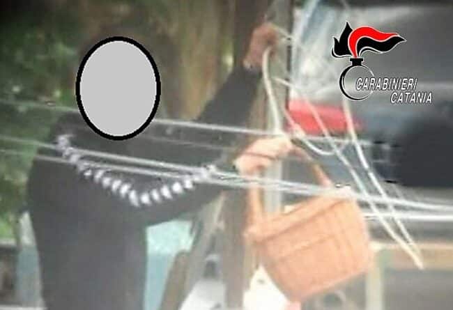 Catania, droga consegnata ai clienti “co’ panaru”: giovane pusher “old style” agli arresti domiciliari
