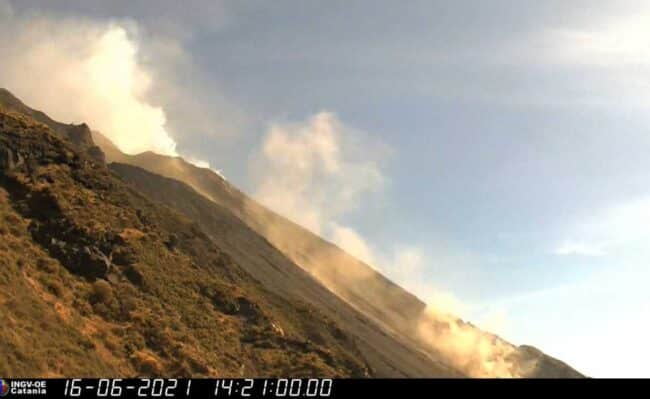 Esplosione sullo Stromboli, frana si stacca dal cratere e rotola giù: i DETTAGLI dell’Ingv