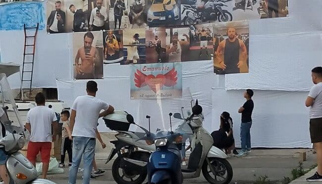 Emanuele Burgio, la Vucciria tributa l’ultimo saluto. “Funerali clandestini” durante il coprifuoco: tra fuochi, rombi e musica napoletana