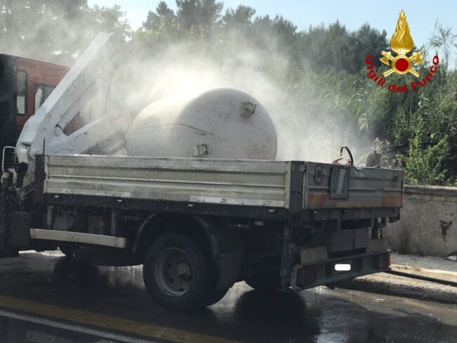 Serbatoio di GPL si ribalta su furgone, si genera fuga di gas: vigili del fuoco sul posto – VIDEO