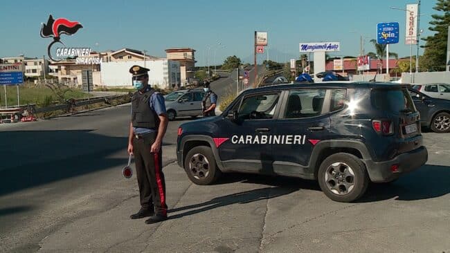Si reca in macelleria e chiede carne gratis, al rifiuto sfonda la vetrina: arrestato 43enne a Lentini