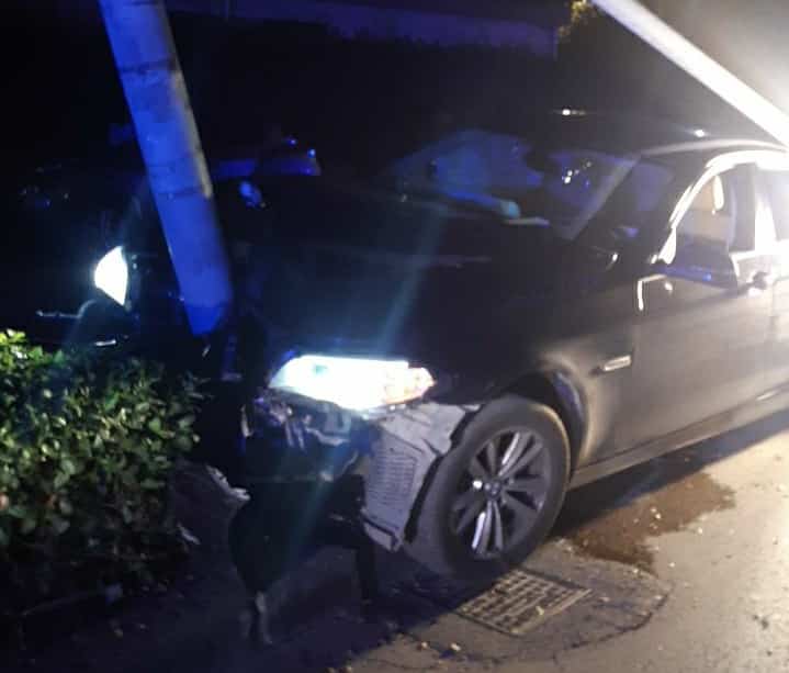 Incidente nel Catanese, BMW impatto contro palo dell’illuminazione: 4 ragazzi in ospedale