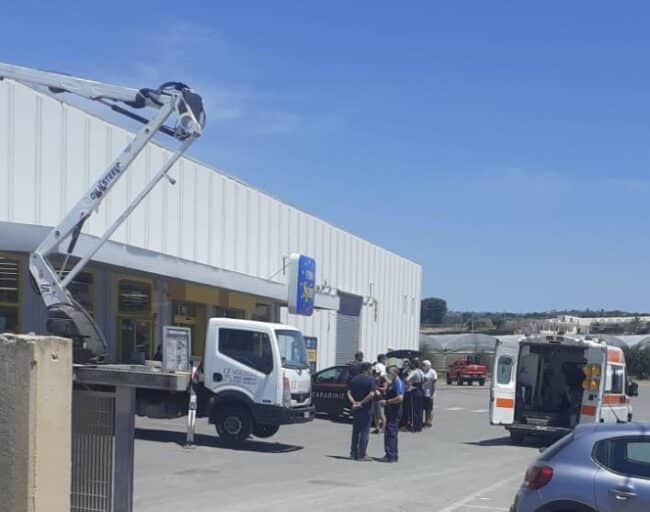 Operaio cade dal tetto dell’Eurospin: la corsa al Cannizzaro di Catania – FOTO e VIDEO