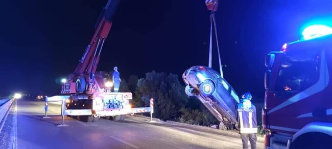 Forte impatto tra tre auto, cinque persone ferite: scatta la corsa in ospedale