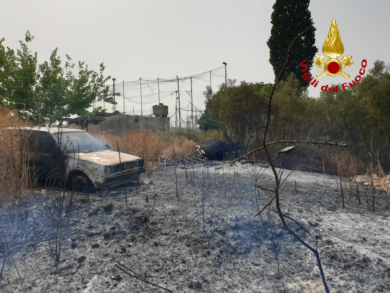 Troppo caldo a Catania, ben 70 interventi dei vigili del fuoco: in fiamme auto, sterpaglie e cabine elettriche – FOTO