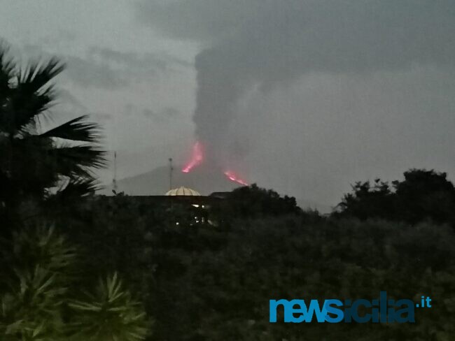 L’Etna non si ferma più, altra maestosa eruzione: si “spacca” ancora il Sud-Est, nube di 9 chilometri – FOTO e VIDEO
