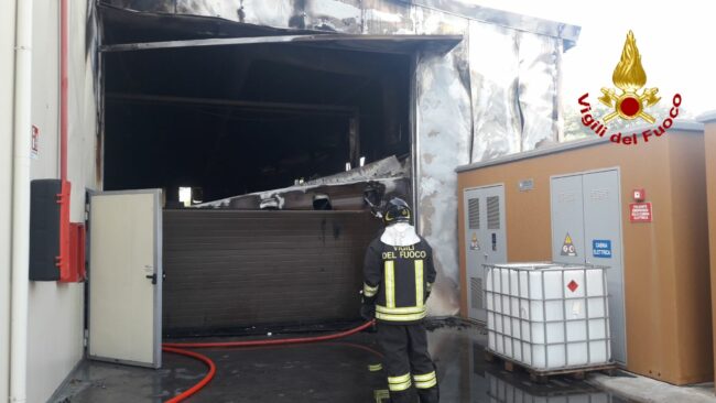 Fumo e fiamme in una tipografia nel Catanese, vigili del fuoco sul posto impegnati per diverse ore – FOTO