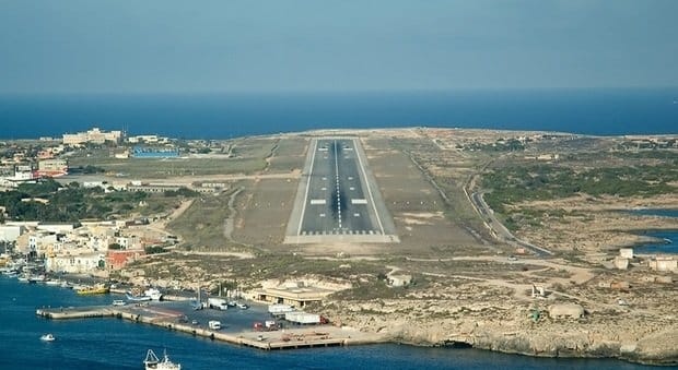 Lampedusa, alla torre di controllo non c’è nessuno: aereo resta in pista e il comandante si scusa