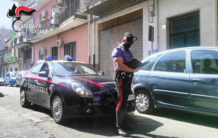 Catania, pesta gli zii per soldi: sangue sulle scale e sul pianerottolo, arrestato 32enne