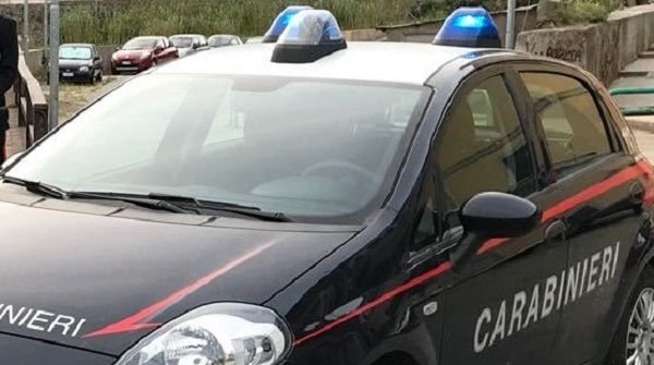 Scoperto dai carabinieri mentre cede cocaina in pietra a un cliente: arrestato un 40enne