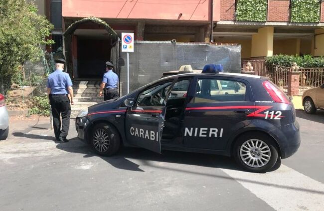 Catania, pusher tenta la fuga a piedi ma viene “incastrato” dai carabinieri: arrestato