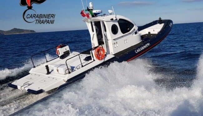 Dramma in mare, donna si tuffa dalla barca ma viene trascinata dalle correnti