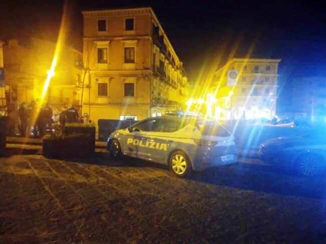 Giovane picchiato e scaraventato contro una vetrina: notte di sangue, tre 20enni denunciati