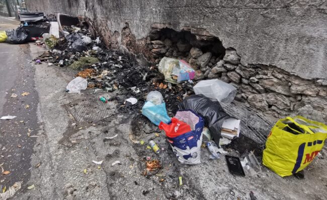 Cassonetti in fiamme in via Sebastiano Catania, Buceti: “Gesto criminale, necessario intervento delle forze dell’ordine”
