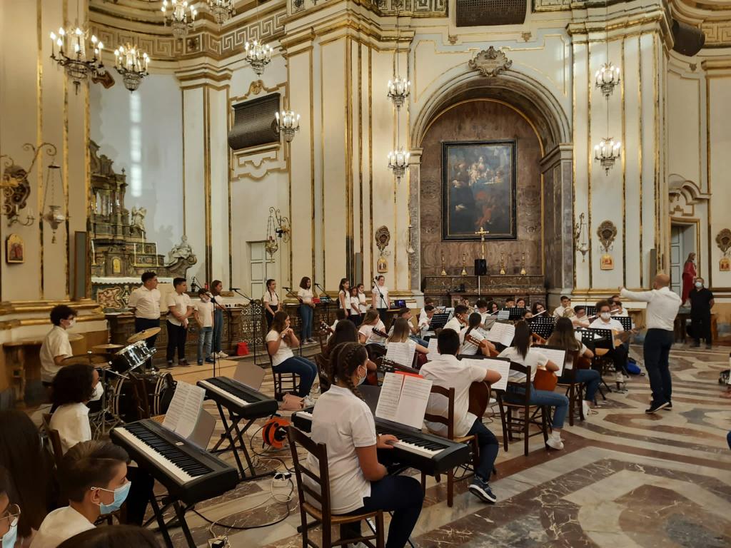 Concerto di fine anno dell’I. C. “Vittorino da Feltre” di Catania, dalla commozione all’omaggio a Battiato – IL VIDEO