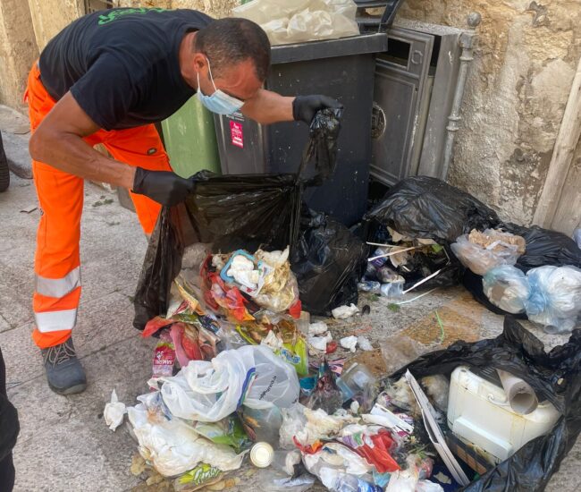 Rifiuti abbandonati e non differenziati: controlli ed ispezioni della municipale in centro città