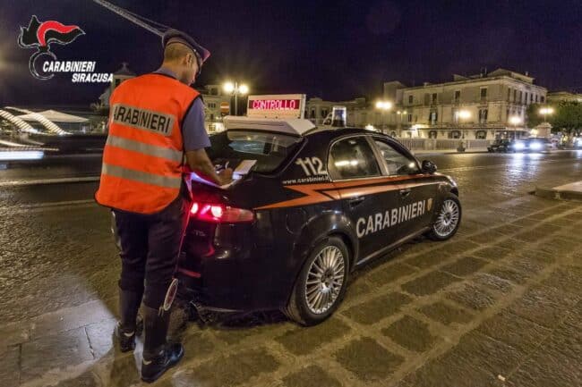 Scippo in strada, donna cade a terra: trasportata in ospedale, 30enne arrestato