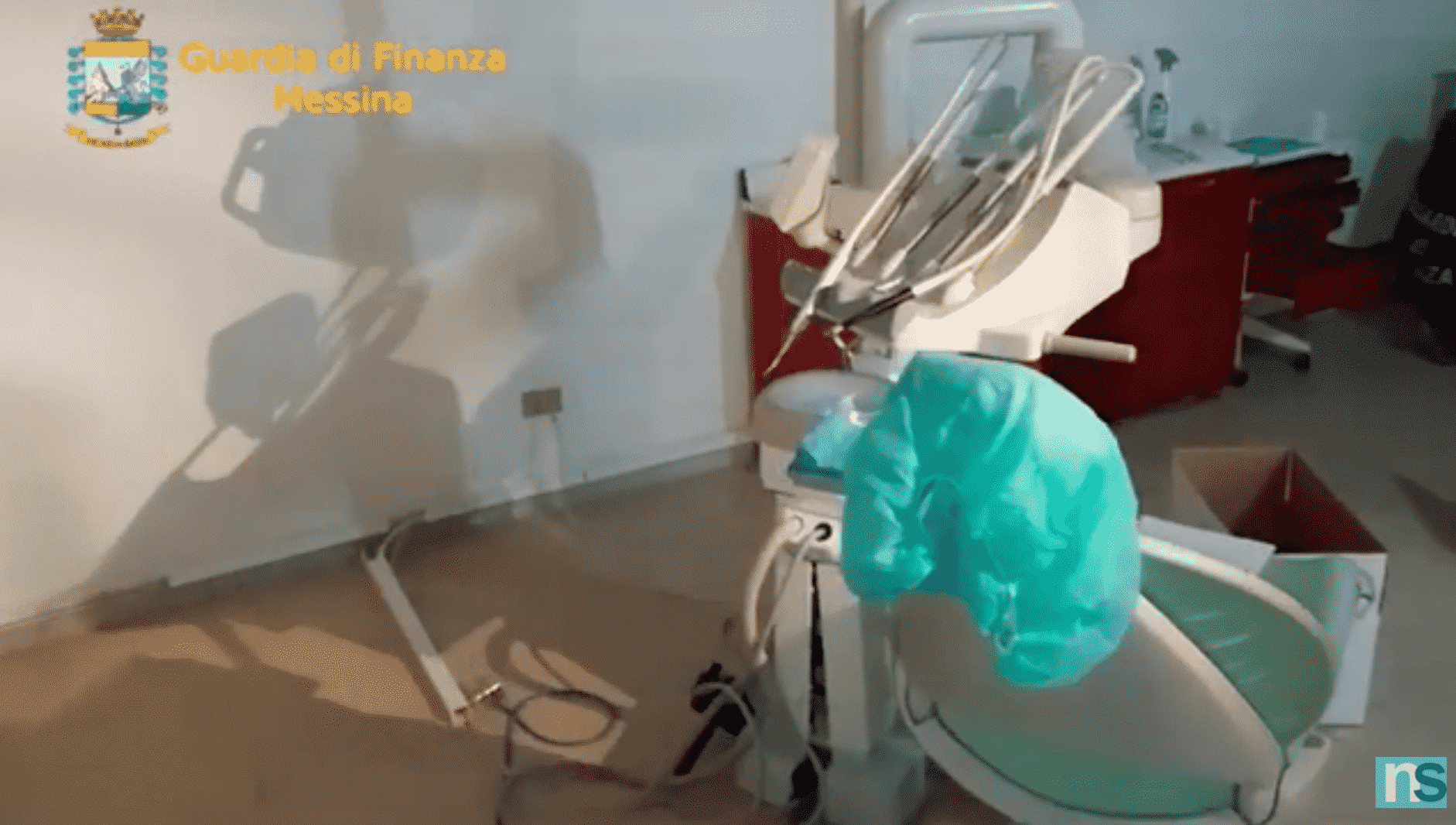 Panettiere si spacciava per dentista, chiuso studio medico: blitz con cliente dentro, il VIDEO