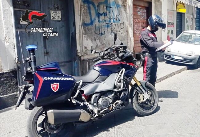 Catania, lei lo tradisce ma lui vuole fare pace: 24enne prende a calci l’ex fidanzato, denunciata