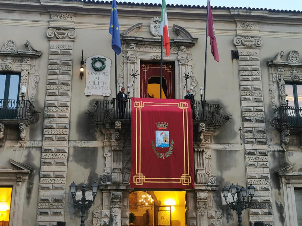 Acireale, svelato il drappo con la nuova araldica civica: l’esposizione al Palazzo Municipale