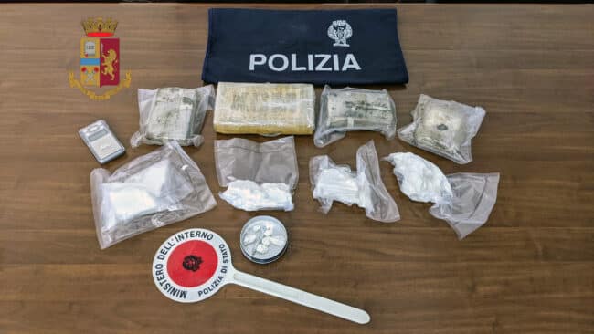 La “spiata” e i controlli: corrieri della droga con tanto di bimbi a bordo, coinvolta anche la nonna. Tre arresti