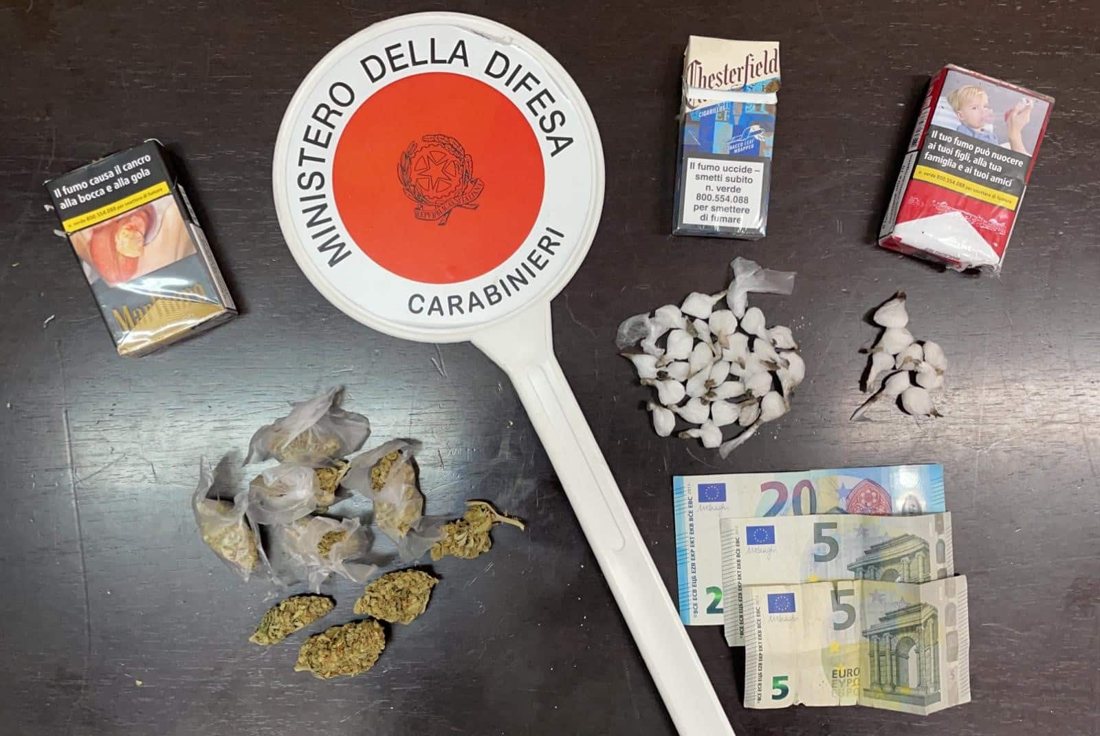 Paternò, pusher ansioso incastrato dai carabinieri: nel garage nascondeva i “ferri del mestiere”