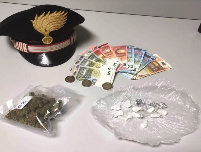 Pusher incastrato dai carabinieri tenta di disfarsi della cocaina gettandola sotto un’auto in sosta: arrestato