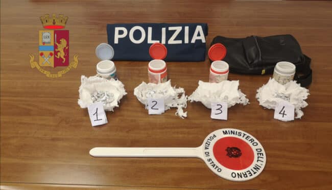 Cocaina ed eroina nascoste di notte e recuperate di giorno per lo spaccio: pusher arrestato in “blitz fulmineo”