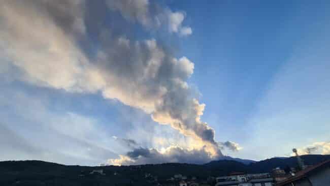 Etna, cenere vulcanica lungo le strade di Catania: il Comune raccomanda la massima prudenza