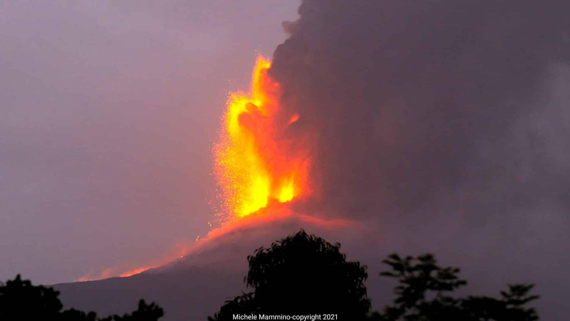 Etna, eruzione di pochi minuti: ricaduta di cenere con fontana di lava, i bollettini dell’Ingv