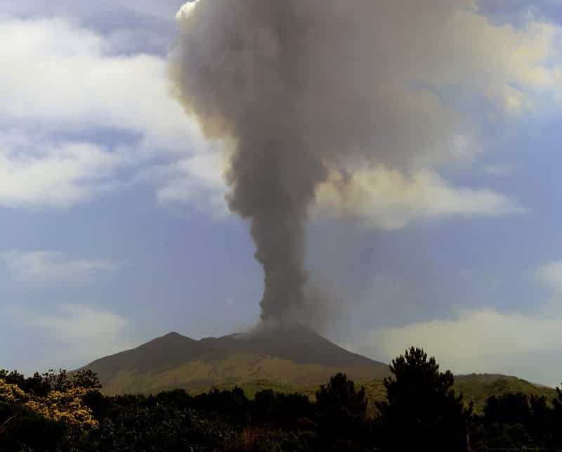 Etna ancora in fermento, iniziate le fontane di lava: colonna eruttiva a 6.5 km d’altezza – la NOTA dell’INGV